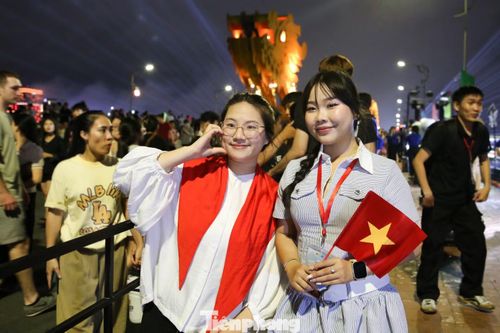  "Tôi đã tham gia đầy đủ các hoạt động trong chuỗi sự kiện "Tổ quốc bình yên". Sự kiện được tổ chức vào dịp rất ý nghĩa - kỷ niệm 51 năm Giải phóng hoàn toàn miền Nam, thống nhất đất nước như tiếp thêm lòng tự hào, ý thức trách nhiệm đối với mỗi người trẻ, để phấn đấu, trưởng thành và cống hiến đưa đất nước phát triển mạnh mẽ trong tương lai", Thùy Ni nói. 