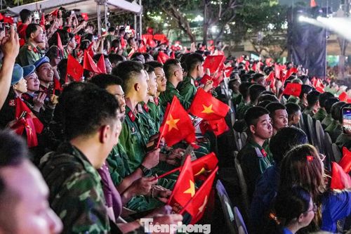 Giữa dòng người, trên sân khấu hay dưới khán đài, dễ dàng bắt gặp hình ảnh lá cờ Tổ quốc được các bạn trẻ nâng niu, trân trọng để lan tỏa niềm tự hào Việt Nam.