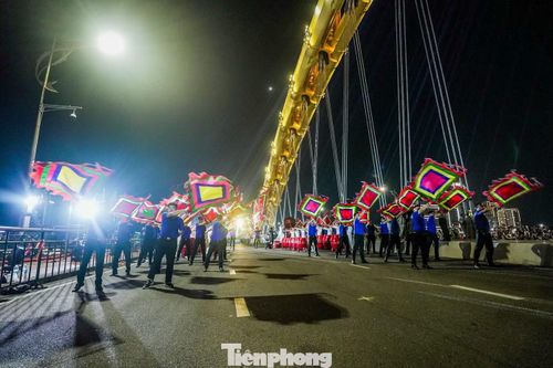 Bên cạnh đó, hàng trăm đoàn viên, thanh niên của Đà Nẵng cũng là các tình nguyện viên, tích cực tham gia tập luyện và diễu hành trên cầu Rồng. Để chuẩn bị tốt nhất cho chương trình, họ đã bỏ nhiều thời gian, công sức để cùng nhau tập luyện.