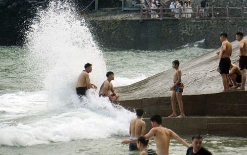 Nhiều thanh niên thích cảm giác mạnh đón sóng ở những khu vực kè đá.