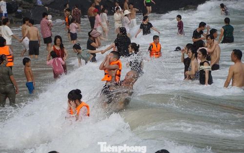 Hàng nghìn du khách xuống bãi tắm Cát Cò nô đùa theo những con sóng bạc đầu.