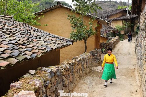 Ngôi làng giữ được nguyên vẹn kiến trúc truyền thống với nhà trình tường đất, mái lợp ngói âm dương và hàng rào đá xếp tay. Chiều về, khói bếp từ các gian nhà quyện trong sương núi tạo nên vẻ đẹp mộc mạc.