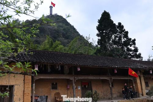 Thời điểm đẹp nhất ở đây là buổi chiều, khi nắng vàng trải dài trên mặt hồ. Từ bất kỳ góc nào trong làng, du khách cũng có thể nhìn thấy lá cờ đỏ sao vàng tung bay trên đỉnh núi Rồng.