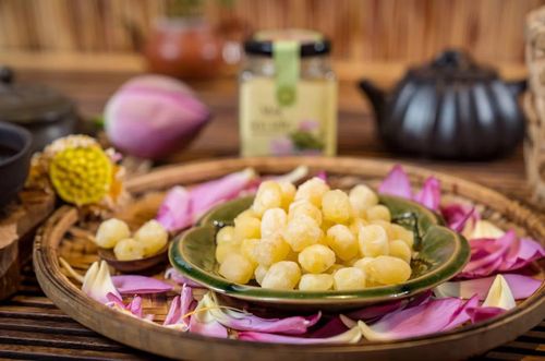 Mứt sen ngày nay có bán quanh năm, hương vị của nó sẽ trở nên hoàn hảo hơn khi kết hợp với trà mạn.