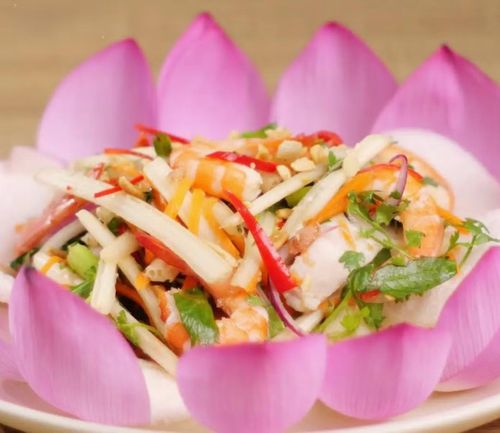 Nộm ngó sen không thể thiếu trong những ngày hè nóng bức.
