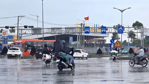 Cơn mưa đến đột ngột giữa thời điểm nắng đỉnh điểm trong ngày khiến nền nhiệt toàn thành phố giảm sâu. Từ mức 37 - 38°C gây ngột ngạt, không khí nhanh chóng trở nên mát mẻ, dễ chịu.