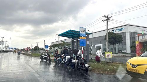 Do mưa đến bất ngờ, nhiều người đang lưu thông phải tấp vào lề đường trú.