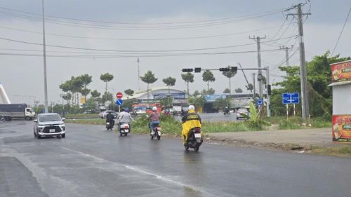 Anh Nguyễn Hoàng Dương (nhân viên bảo vệ, phường Cái Răng) chia sẻ: “Mưa chỉ hơn 5 phút nhưng rất nặng hạt, làm không khí dịu hẳn. Cơn mưa này đúng là ‘mưa vàng’ sau những ngày nắng nóng.”