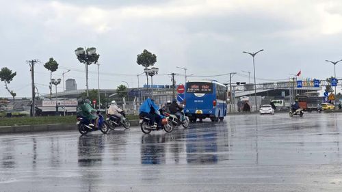 Cơn mưa phần nào “giải nhiệt” cho TP. Cần Thơ sau những ngày oi bức kéo dài, mang lại cảm giác dễ chịu cho người dân. Ảnh: Nhật Huy.