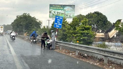 Trên nhiều tuyến đường, mưa đổ xuống bất chợt khiến nhiều người phải dừng lại mặc áo mưa. Tuy nhiên, không ít người vẫn tỏ ra phấn khởi khi được “giải nhiệt” giữa đợt nắng nóng kéo dài.