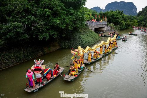 Ngay từ sáng sớm, khu vực bến thuyền Tràng An đã đông kín du khách. Tại bến thuyền, hàng nghìn chiếc thuyền tề tựu, nối thành hàng dài, chờ giờ xuất phát. Không khí lễ hội rộn ràng lan tỏa khắp không gian non nước hùng vĩ.