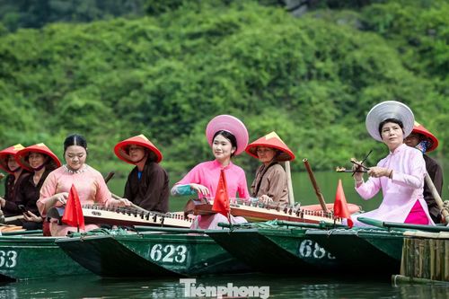 Bên cạnh các nghi lễ truyền thống, dọc hành trình lễ hội, du khách còn được thưởng thức nhiều loại hình nghệ thuật dân gian đặc sắc, những di sản văn hóa phi vật thể tiêu biểu của quốc gia như hát xẩm, chèo, ca trù, cồng chiêng, quan họ, nhã nhạc cung đình Huế…