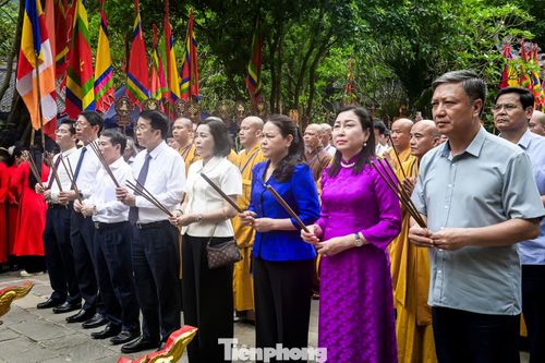 Các đại biểu thực hiện lễ dâng hương tại đền thờ Đức Thánh Quý Minh Đại Vương.