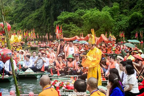 Để thực hiện nghi lễ rước nước, một người được chọn đóng vai Vua, cùng đoàn tùy tùng tiến ra giữa sông Sào Khê lấy nước thiêng, sau đó rước về dâng tại đền thờ Thánh Quý Minh Đại Vương.
