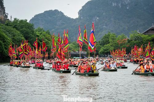 Sau hồi trống khai hội, các đại biểu cùng du khách tham gia nghi thức rước thuyền rồng, rước nước theo phong tục cổ truyền. Trong hành trình hơn 5km đường thủy trên dòng sông Sào Khê, đoàn thuyền len lỏi qua các hang động, lần lượt cử hành các nghi thức rước rồng, rước kiệu, rước nước và dâng lễ tại đền Suối Tiên.