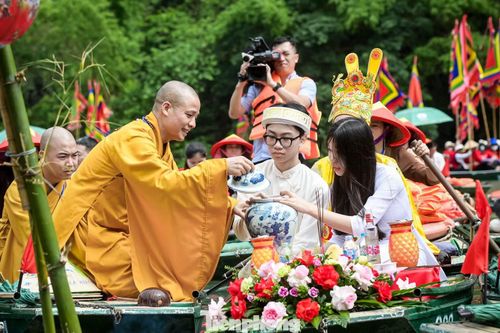 Các đại biểu thực hiện nghi thức lấy nước thiêng.