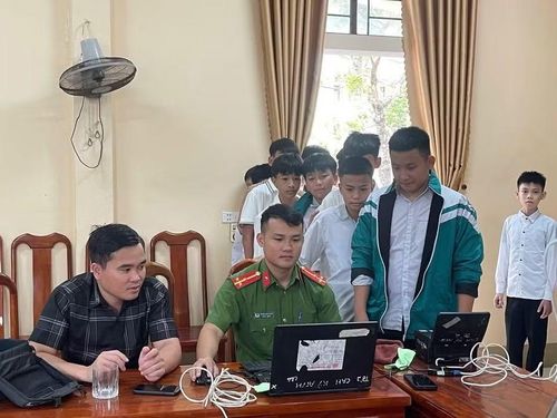 Theo đại diện Công an xã Kỳ Anh, đơn vị đã duy trì làm việc xuyên lễ, tăng cường cấp lưu động tại cơ sở và trường học nhằm đẩy nhanh tiến độ. Đến nay địa phương đã thu nhận 4.670/5.163 hồ sơ định danh điện tử (đạt 90,45%) và 4.839 hồ sơ căn cước công dân (khoảng 93,7%), hiện dẫn đầu toàn tỉnh về kết quả thu nhận cho công dân từ 6–14 tuổi, quyết tâm hoàn thành 100% chỉ tiêu trong đợt cao điểm.