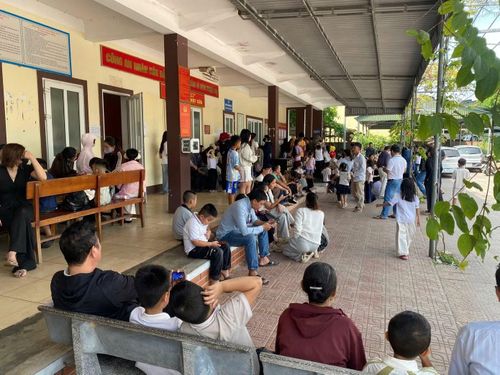 Công an các xã đã tăng cường cán bộ tiếp nhận hồ sơ, tạo điều kiện thuận lợi cho người dân đưa con em đi làm định danh điện tử. Theo hướng dẫn, hồ sơ cần chuẩn bị gồm: căn cước công dân của cha, mẹ hoặc người đại diện hợp pháp; thẻ căn cước của trẻ; thẻ bảo hiểm y tế (nếu có) để tích hợp thông tin; cùng điện thoại của người đại diện để đăng ký tài khoản.