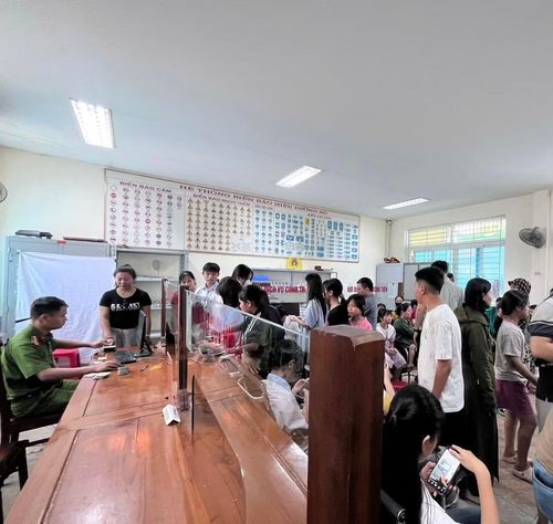  Được biết, từ ngày 10/4/2026, Công an tỉnh Hà Tĩnh ban hành Kế hoạch 1272/CAT-PC06, triển khai cao điểm cấp căn cước và tài khoản định danh điện tử cho trẻ từ 6 đến dưới 14 tuổi, thực hiện đến ngày 8/5/2026. Toàn tỉnh đang đồng bộ giải pháp nhằm hoàn thành mục tiêu cấp hơn 234.000 tài khoản. 