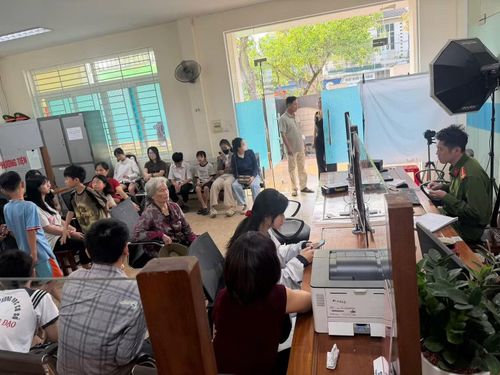 Tại Công an phường Thành Sen, ngay từ sớm đã có đông đảo học sinh đến làm thủ tục, ngồi ngay ngắn, giữ trật tự chờ đến lượt. Đối với các em nhỏ, lực lượng công an tận tình hướng dẫn từng bước như chụp ảnh, lấy vân tay, đồng thời giải đáp cụ thể mọi thắc mắc để các em và phụ huynh yên tâm thực hiện.