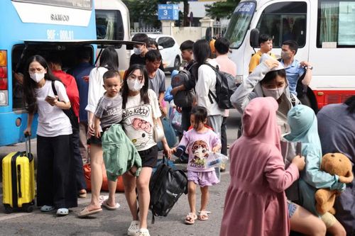 Lựa chọn khung giờ đầu chiều để di chuyển nhằm tránh cao điểm, gia đình chị Nguyễn Thúy Hằng (quê Thanh Hóa) cho biết lộ trình về Hà Nội khá suôn sẻ. Thực tế đường không quá tắc nên xe đến khá đúng giờ, nhanh chóng hơn dự kiến.