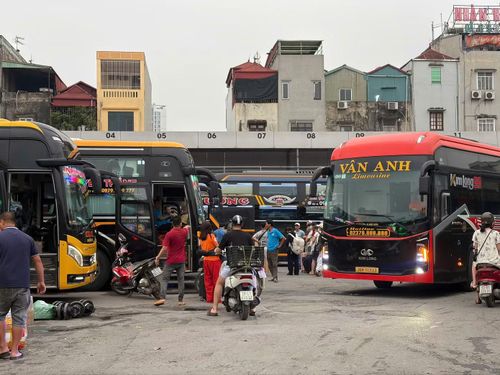 Nhu cầu di chuyển về các địa phương của người dân Thủ đô ghi nhận mức tăng cao trong chiều 3/5 do kỳ nghỉ lễ 30/4 - 1/5 năm nay kéo dài nhiều ngày.