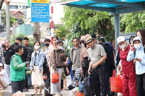 Sau kỳ nghỉ lễ, dòng người trở lại Thủ đô để chuẩn bị cho tuần làm việc mới dự báo còn tiếp tục tăng trong buổi tối. Lực lượng chức năng khuyến cáo người dân chủ động lựa chọn khung giờ di chuyển phù hợp, tuân thủ hướng dẫn phân luồng để đảm bảo hành trình an toàn, thuận lợi.