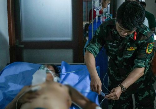 Bệnh nhân được điều trị nội khoa sau khi đưa về đất liền.