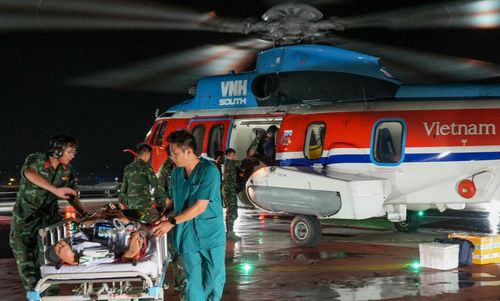 Hai bệnh nhân từ Trường Sa được đưa về đất liền điều trị trong dịp lễ.