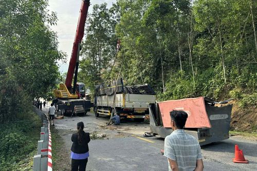 Lực lượng chức năng dùng xe cẩu phương tiện bị lật lên đường. Ảnh: N.X