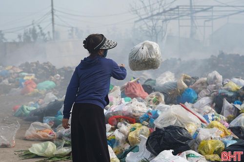 Theo HTX Dịch vụ vệ sinh môi trường Thạch Kim (xã Lộc Hà), trung bình mỗi tuần, đơn vị sẽ thu gom rác 3–4 lần. Tuy nhiên, do bãi rác xã Hồng Lộc ngừng tiếp nhận và bãi xử lý tại xã Thạch Lạc quá tải, hàng chục tấn rác đã bị ùn ứ tại điểm tập kết rác hơn 1 tháng nay.