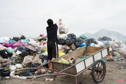 Mỗi ngày, lượng lớn rác thải vẫn tiếp tục được người dân đưa đến bãi tập kết. Trong khi đó, việc vận chuyển đi xử lý bị gián đoạn, khiến khối lượng rác tồn đọng ngày càng lớn.