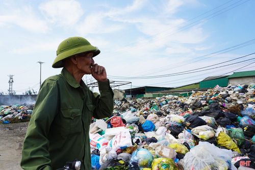 Ông Đặng Tiến Nam (xã Lộc Hà) cho biết: “Mỗi khi rác bị đốt, chúng tôi không thể thở nổi. Đặc biệt gần trường học, học sinh phải chịu mùi hôi và khói độc hại. Chúng tôi mong muốn chính quyền địa phương sớm có phương án giải quyết.”