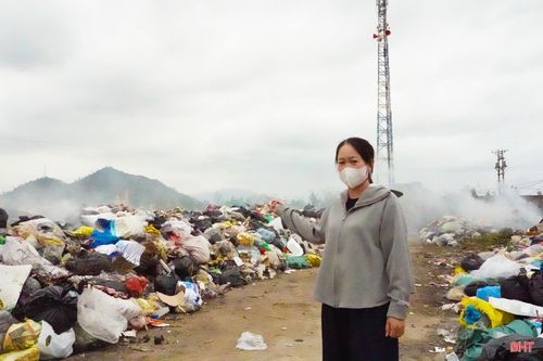 Bà Trần Thị Thắm - Giám đốc HTX Dịch vụ vệ sinh môi trường Thạch Kim (xã Lộc Hà) cho hay: “Hiện nay, lượng rác tại bãi tập kết rác thải ở thôn Sơn Bằng ước tính hàng chục tấn. HTX phải thường xuyên tuyên truyền, nhắc nhở người dân đổ rác đúng nơi quy định, không vứt bừa bãi ra đường. Về tình trạng đốt rác, nguyên nhân cụ thể hiện vẫn chưa được xác định rõ. Chúng tôi mong chính quyền sớm có giải pháp để vận chuyển rác đi xử lý."