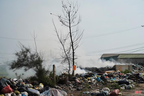Không chỉ mùi hôi thối, bãi tập kết rác còn liên tục bốc cháy trong nhiều ngày qua. Khói bay nghi ngút, bao trùm cả khu dân cư, kèm theo đó là mùi khét, mùi hôi thối.