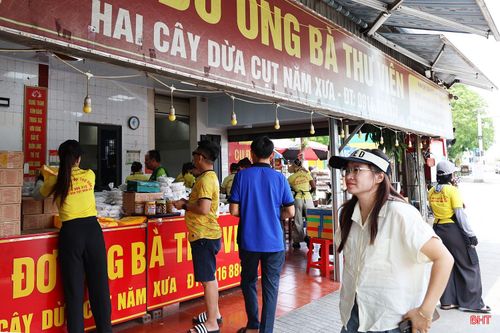 Từ các điểm bán hàng, không khí mua bán sôi động còn lan rộng tới các cơ sở sản xuất, đặc biệt là những nơi sản xuất kẹo cu đơ – đặc sản nổi tiếng của Hà Tĩnh.