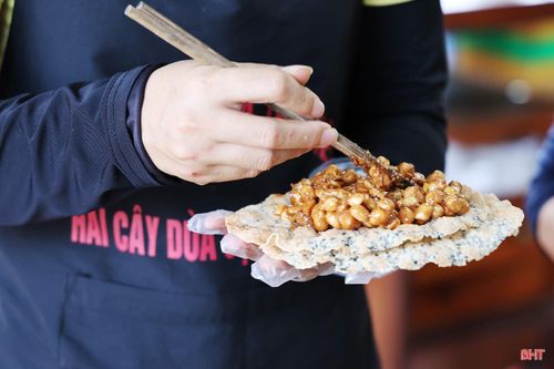Tại cơ sở sản xuất Cu đơ ông bà Thư Viện (đường Hà Huy Tập, phường Thành Sen), trong kỳ nghỉ lễ, trung bình mỗi ngày bán ra trên 10.000 tấm kẹo, tăng gấp 5 lần so với ngày thường. Để đáp ứng nhu cầu cao của khách hàng dịp lễ, cơ sở cũng tăng lao động thời vụ lên gấp đôi so với ngày thường. Từ khâu nấu kẹo đến đóng gói, nhân viên làm việc liên tục mới kịp giao cho khách.
