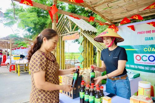  Không chỉ các điểm bán hàng OCOP thu hút khách mua đặc sản, dịp nghỉ lễ 30/4 - 1/5, một số địa phương trong tỉnh còn tổ chức phiên chợ trưng bày, giới thiệu và tiêu thụ đặc sản, sản phẩm OCOP của Hà Tĩnh. Trong ảnh: Phường Trần Phú tổ chức phiên chợ quê trong dịp lễ 30/4. 