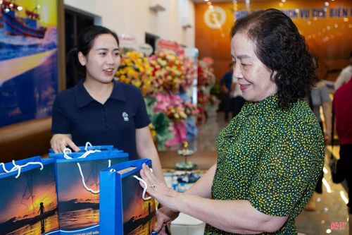 Nhờ kết nối đưa du khách từ Khu du lịch Thiên Cầm đến tham quan, chỉ trong 4 ngày nghỉ lễ, HTX Dịch vụ chế biến hải sản Phú Sáng (xã Thiên Cầm) đã bán ra số lượng lớn nước mắm và hải sản khô; qua đó đạt doanh thu hơn 200 triệu đồng, tăng gấp 5 lần so với ngày thường.