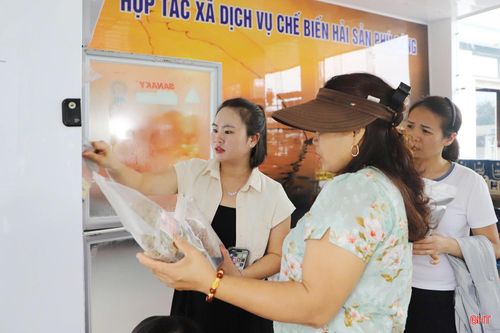  Bà Nguyễn Thị Sáng (bên trái) - Giám đốc HTX Dịch vụ chế biến hải sản Phú Sáng chia sẻ: "Dịp lễ, lượng khách tăng mạnh nên HTX phải tổ chức tăng ca liên tục để kịp đơn hàng. Chúng tôi ưu tiên lựa chọn nguồn nguyên liệu tươi, rõ xuất xứ, đặc biệt là hải sản đánh bắt trong ngày để đảm bảo chất lượng sản phẩm. Dù sản xuất với số lượng lớn hơn nhưng quy trình chế biến vẫn được kiểm soát chặt chẽ, giữ trọn hương vị đặc trưng. Đây cũng là cách để tạo uy tín, giữ chân khách hàng và quảng bá đặc sản địa phương". 