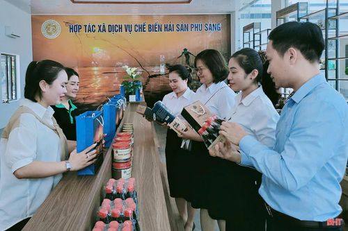 Đón "sức hút" của kỳ nghỉ lễ 30/4 – 1/5, các cơ sở sản xuất OCOP trên địa bàn Hà Tĩnh cũng đẩy mạnh liên kết với khách sạn, nhà nghỉ để thu hút du khách đến tham quan, mua sắm.