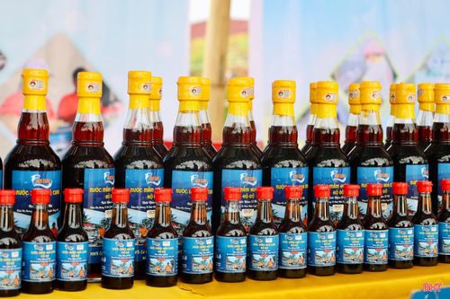 Tại phiên chợ quê của phường Trần Phú, những sản phẩm OCOP của địa phương như: bún sạch An Tâm, nước mắm Hòa Cung... được đông đảo du khách và Nhân dân trong vùng tìm mua. Đây không chỉ là cơ hội để các cơ sở sản xuất gia tăng doanh thu bán hàng mà còn là dịp để quảng bá sản phẩm của địa phương.