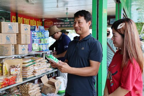 Lượng khách về tham quan hồ Kẻ Gỗ (xã Cẩm Duệ) tăng cao trong kỳ nghỉ lễ 30/4 – 1/5 nên cửa hàng bán sản phẩm OCOP tại đây cũng thu hút đông đảo du khách mua sắm.