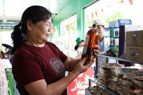  Tìm mua các đặc sản nổi tiếng của Hà Tĩnh, bà Lý Thị Lư (xã Đông Khê, tỉnh Cao Bằng) cho biết: "Các điểm du lịch của Hà Tĩnh như: biển Thiên Cầm, hồ Kẻ Gỗ, Ngã ba Đồng Lộc... đều có điểm bày bán các đặc sản nổi tiếng như: kẹo cu đơ, nước mắm, hải sản khô... Các sản phẩm đều rất ngon nên tôi mua về làm quà biếu người thân, bạn bè". 