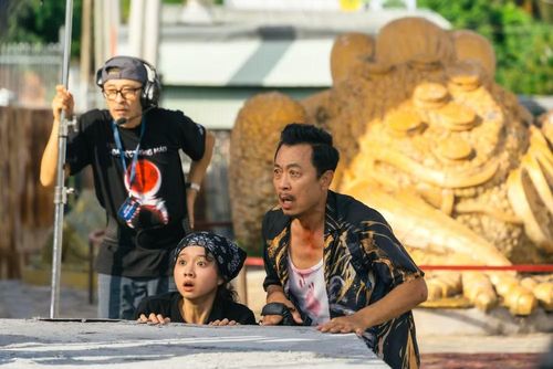 Charlie Nguyễn (trái) đóng một vai phụ, Vân Sơn và Lâm Thanh Mỹ vào vai hai cha con trong phim. (Ảnh: Đoàn phim cung cấp)