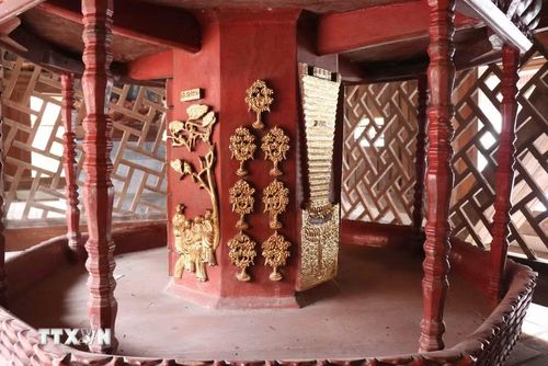 Họa tiết trang trí trên tòa cửu phẩm liên hoa. (Ảnh: Thanh Thương/TTXVN)