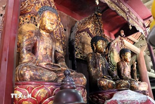 Ba pho tượng tam thế tại chùa Bút Tháp, tỉnh Bắc Ninh. (Ảnh: Đinh Văn Nhiều/TTXVN)