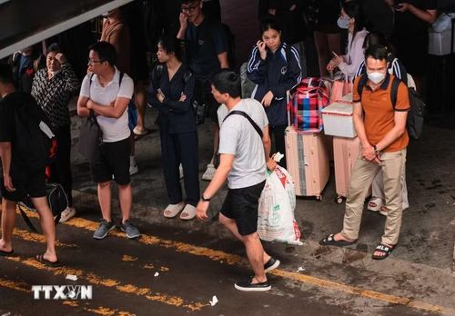 Hành khách xuống Bến xe Nước Ngầm, chờ xe để tiếp tục di chuyển vào khu vực trung tâm Hà Nội. (Ảnh: Hoàng Hiếu/TTXVN)