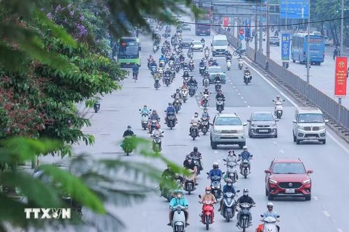 Trên các trục đường chính, mật độ giao thông gia tăng đáng kể (ảnh chụp tại đường Ngọc Hồi lúc 7h25'). (Ảnh: Hoàng Hiếu/TTXVN)