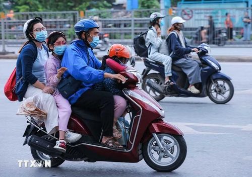 Trẻ em theo gia đình quay trở lại Hà Nội, sẵn sàng nhịp sống thường nhật sau kỳ nghỉ lễ. (Ảnh: Hoàng Hiếu/TTXVN)